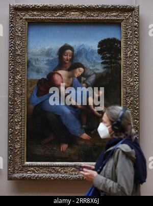 210519 -- PARIGI, 19 maggio 2021 -- Una donna visita il Museo del Louvre il giorno della sua riapertura a Parigi, in Francia, il 19 maggio 2021. Il Museo del Louvre ha riaperto mercoledì mentre il blocco nazionale si è allentato. FRANCE-PARIS-LOUVER MUSEUM-REOPEN GaoxJing PUBLICATIONxNOTxINxCHN Foto Stock