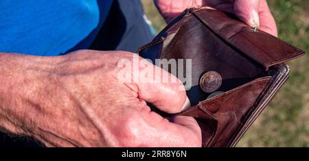 La povertà nella vecchiaia le pensioni gli guardano nel portafoglio Foto Stock