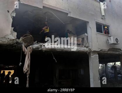 210520 -- GAZA, 20 maggio 2021 -- i palestinesi ispezionano un edificio distrutto in un attacco aereo israeliano nella città di Gaza, il 20 maggio 2021. Dall'inizio della campagna militare israeliana, il 10 maggio, Israele ha colpito Gaza con attacchi aerei e artiglieria che hanno distrutto edifici residenziali, strade e altre infrastrutture. Almeno 227 palestinesi sono stati uccisi, tra cui 64 bambini e 38 donne, secondo i funzionari sanitari palestinesi nella Striscia di Gaza. In Israele sono state uccise 12 persone, tra cui un bambino di cinque anni e un soldato. Foto di /Xinhua MIDEAST-GAZA CITY-ISRAEL-AIR STRIKES RizekxAb Foto Stock