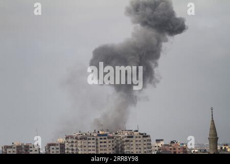 210520 -- GAZA, 20 maggio 2021 -- il fumo si ribalta a seguito di un attacco aereo israeliano sulla parte settentrionale della città di Gaza, il 20 maggio 2021. La tensione tra Israele e i gruppi militanti guidati dal movimento di resistenza islamica palestinese Hamas nella Striscia di Gaza è continuata, uccidendo 230 palestinesi, hanno detto medici. Foto di /Xinhua MIDEAST-GAZA-CONFLICT RizekxAbdeljawad PUBLICATIONxNOTxINxCHN Foto Stock