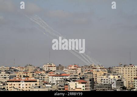 210520 -- GAZA, 20 maggio 2021 -- foto scattata il 20 maggio 2021 mostra razzi lanciati dalla Striscia di Gaza settentrionale verso Israele. La tensione tra Israele e i gruppi militanti guidati dal movimento di resistenza islamica palestinese Hamas nella Striscia di Gaza è continuata, uccidendo 230 palestinesi, hanno detto medici. Foto di /Xinhua MIDEAST-GAZA-CONFLICT RizekxAbdeljawad PUBLICATIONxNOTxINxCHN Foto Stock