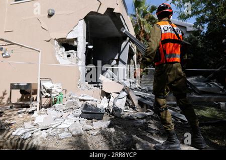 210520 -- ASHKELON ISRAEL, 20 maggio 2021 -- un membro della squadra di soccorso israeliana lavora in un sito colpito da un razzo sparato dalla Striscia di Gaza, ad Ashkelon, nel sud di Israele, il 20 maggio 2021. Sia Israele che Hamas, che governa la Striscia di Gaza, hanno accettato un accordo di mediazione egiziana per cessare i combattimenti alle 2 del mattino di venerdì, ora locale, 2300 GMT giovedì per porre fine allo spargimento di sangue di 11 giorni. I combattimenti più pesanti tra Israele e militanti di Gaza dal 2014 hanno finora ucciso 232 palestinesi, tra cui 65 bambini e 39 donne, e 12 israeliani. Tramite Xinhua ISRAEL-ASHKELON-ROCKET-ATTACK IlanxAssayag/JINI PUBLICATIONxNOTxINxCH Foto Stock