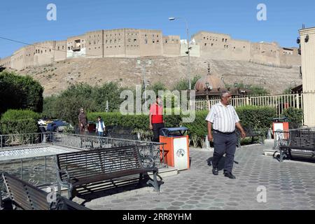 210521 -- ERBIL, 21 maggio 2021 -- foto scattata il 20 maggio 2021 mostra la vista generale della Cittadella di Erbil nel centro di Erbil, Iraq. L'antica Cittadella di Erbil, capitale della regione semi-autonoma irachena del Kurdistan, è testimone di visite giornaliere di centinaia di persone, tra cui turisti stranieri, dopo che le autorità sanitarie regionali hanno tolto il coprifuoco completo prima della festa di Eid al-Fitr. IRAQ-ERBIL-CITTADELLA-TURISMO KhalilxDawood PUBLICATIONxNOTxINxCHN Foto Stock