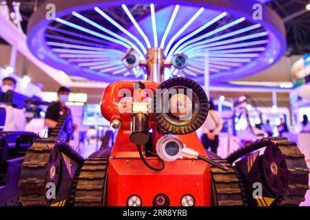 News Bilder des Tages 210521 -- TAIYUAN, 21 maggio 2021 -- i visitatori assistono a un robot antincendio esposto alla dodicesima Expo della Cina centrale nella città di Taiyuan nella provincia dello Shanxi, nella Cina settentrionale, il 21 maggio 2021. Il 12° Expo della Cina centrale è iniziato qui venerdì. CHINA-SHANXI-TAIYUAN-12TH EXPO CENTRAL CHINACN CAOXYANG PUBLICATIONXNOTXINXCHN Foto Stock