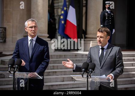 210521 -- PARIGI, 21 maggio 2021 -- il presidente francese Emmanuel Macron R e il segretario generale dell'Organizzazione del Trattato del Nord Atlantico NATO Jens Stoltenberg parlano ai media all'Elysee Palace di Parigi, in Francia, 21 maggio 2021. Foto di /Xinhua FRANCE-PARIS-MACRON-STOLTENBERG-MEETING AurelienxMorissard PUBLICATIONxNOTxINxCHN Foto Stock