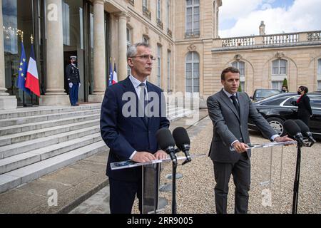 210521 -- PARIGI, 21 maggio 2021 -- il presidente francese Emmanuel Macron R e il segretario generale dell'Organizzazione del Trattato del Nord Atlantico NATO Jens Stoltenberg parlano ai media all'Elysee Palace di Parigi, in Francia, 21 maggio 2021. Foto di /Xinhua FRANCE-PARIS-MACRON-STOLTENBERG-MEETING AurelienxMorissard PUBLICATIONxNOTxINxCHN Foto Stock