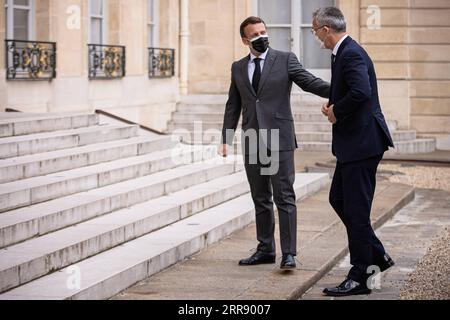 210521 -- PARIGI, 21 maggio 2021 -- il presidente francese Emmanuel Macron L dà il benvenuto al Segretario generale dell'Organizzazione del Trattato del Nord Atlantico NATO Jens Stoltenberg prima del loro incontro all'Elysee Palace a Parigi, in Francia, 21 maggio 2021. Foto di /Xinhua FRANCE-PARIS-MACRON-STOLTENBERG-MEETING AurelienxMorissard PUBLICATIONxNOTxINxCHN Foto Stock