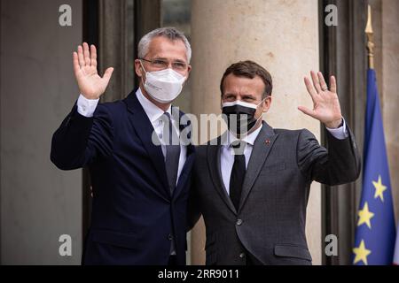 News Bilder des Tages 210521 -- PARIGI, 21 maggio 2021 -- il presidente francese Emmanuel Macron R e il segretario generale dell'Organizzazione del Trattato del Nord Atlantico NATO Jens Stoltenberg salutano la gente prima del loro incontro al Palazzo Elysee a Parigi, in Francia, 21 maggio 2021. Foto di /Xinhua FRANCE-PARIS-MACRON-STOLTENBERG-MEETING AurelienxMorissard PUBLICATIONxNOTxINxCHN Foto Stock