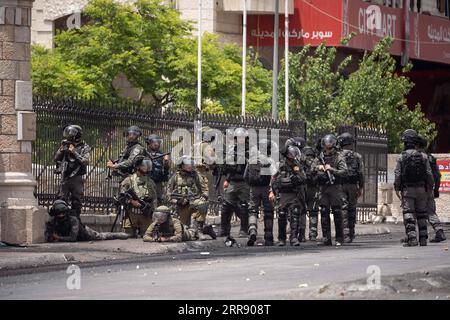 210521 -- BETLEMME, 21 maggio 2021 -- soldati israeliani e membri della polizia di frontiera israeliana sono visti durante una protesta a sostegno dei palestinesi a Gerusalemme e nella Striscia di Gaza, nella città di Betlemme in Cisgiordania, il 21 maggio 2021. Foto di /Xinhua MIDEAST-BETHLEHEM-CLASHES LuayxSababa PUBLICATIONxNOTxINxCHN Foto Stock