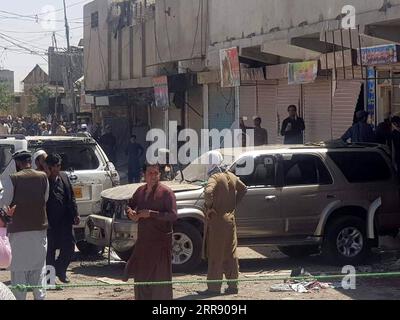 Pakistan, Bombenanschlag a Chaman 210521 -- CHAMAN, 21 maggio 2021 -- la foto scattata con uno smartphone mostra le persone che si riuniscono nel sito dell'esplosione nella città sudoccidentale pakistana di Chaman il 21 maggio 2021. Almeno sei persone sono state uccise e altre 15 ferite quando un'esplosione è esplosa nella città sudoccidentale del Pakistan di Chaman venerdì, ha detto la polizia. Str/Xinhua PAKISTAN-CHAMAN-BLAST Stringer PUBLICATIONxNOTxINxCHN Foto Stock