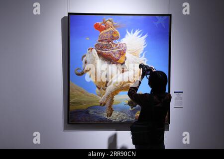 210521 -- PECHINO, 21 maggio 2021 -- Un visitatore vede le mostre durante una mostra che celebra il 70° anniversario della pacifica liberazione del Tibet al Museo d'arte Yanhuang di Pechino, capitale della Cina, 21 maggio 2021. Venerdì a Pechino è stata inaugurata una mostra di opere d'arte e fotografie per celebrare il 70° anniversario della pacifica liberazione del Tibet. Lo spettacolo al Museo d'Arte di Yanhuang consiste di 86 belle immagini create nel XXI secolo, che ritraggono il paesaggio, le persone e la cultura del Tibet. CHINA-BEIJING-TIBET-EXHIBITION CN JinxLiwang PUBLICATIONxNOTxINxCHN Foto Stock