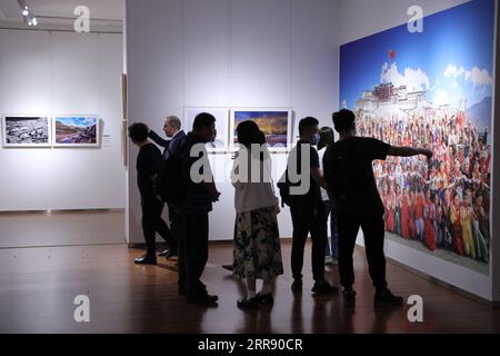 210521 -- PECHINO, 21 maggio 2021 -- i visitatori visitano le mostre durante una mostra che celebra il 70° anniversario della pacifica liberazione del Tibet al Museo d'arte Yanhuang di Pechino, capitale della Cina, 21 maggio 2021. Venerdì a Pechino è stata inaugurata una mostra di opere d'arte e fotografie per celebrare il 70° anniversario della pacifica liberazione del Tibet. Lo spettacolo al Museo d'Arte di Yanhuang consiste di 86 belle immagini create nel XXI secolo, che ritraggono il paesaggio, le persone e la cultura del Tibet. CHINA-BEIJING-TIBET-EXHIBITION CN JinxLiwang PUBLICATIONxNOTxINxCHN Foto Stock