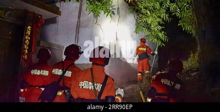 News Bilder des Tages China, Erdbeben in Yangbi 210522 -- YANGBI, 22 maggio 2021 -- Rescuers Work at the epicenter in Yangbi Yi Autonomous County nel sud-ovest della Cina, provincia dello Yunnan, 22 maggio 2021. Secondo il China Earthquake Networks Center CENC, un terremoto di magnitudo 5,6 alle 21:21, ora di Pechino, e un terremoto di magnitudo 6,4 alle 21:48, hanno colpito la contea autonoma di Yangbi Yi nel sud-ovest della Cina nella provincia dello Yunnan. SPOT NEWSCHINA-YUNNAN-EARTHQUAKE CN LinxBifeng PUBLICATIONxNOTxINxCHN Foto Stock