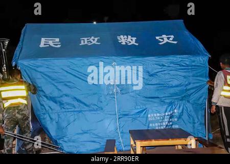 China, Erdbeben in Yangbi 210522 -- YANGBI, 22 maggio 2021 -- Una tenda per soccorsi in caso di catastrofi è stata vista nell'epicentro della contea autonoma di Yangbi Yi nella provincia dello Yunnan della Cina sud-occidentale, 21 maggio 2021. Secondo il China Earthquake Networks Center CENC, un terremoto di magnitudo 5,6 alle 21:21, ora di Pechino, e un terremoto di magnitudo 6,4 alle 21:48, hanno colpito la contea autonoma di Yangbi Yi nel sud-ovest della Cina nella provincia dello Yunnan. SPOT NEWSCHINA-YUNNAN-TERREMOTO CN HuxChao PUBLICATIONxNOTxINxCHN Foto Stock