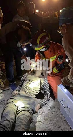 China, Erdbeben in Yangbi 210522 -- YANGBI, 22 maggio 2021 -- i soccorritori aiutano un residente locale intrappolato nell'epicentro nella contea autonoma di Yangbi Yi nella provincia dello Yunnan della Cina sud-occidentale, 22 maggio 2021. Secondo il China Earthquake Networks Center CENC, un terremoto di magnitudo 5,6 alle 21:21, ora di Pechino, e un terremoto di magnitudo 6,4 alle 21:48, hanno colpito la contea autonoma di Yangbi Yi nel sud-ovest della Cina nella provincia dello Yunnan. SPOT NEWSCHINA-YUNNAN-EARTHQUAKE CN LinxBifeng PUBLICATIONxNOTxINxCHN Foto Stock