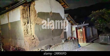 China, Erdbeben in Yangbi 210522 -- YANGBI, 22 maggio 2021 -- il muro di una casa si è incrinato nell'epicentro della contea autonoma di Yangbi Yi nel sud-ovest della provincia dello Yunnan della Cina, 22 maggio 2021. Secondo il China Earthquake Networks Center CENC, un terremoto di magnitudo 5,6 alle 21:21, ora di Pechino, e un terremoto di magnitudo 6,4 alle 21:48, hanno colpito la contea autonoma di Yangbi Yi nel sud-ovest della Cina nella provincia dello Yunnan. SPOT NEWSCHINA-YUNNAN-EARTHQUAKE CN LinxBifeng PUBLICATIONxNOTxINxCHN Foto Stock