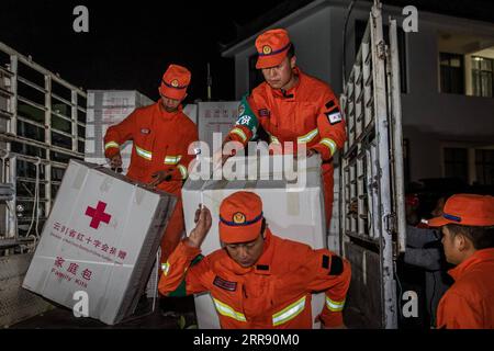 210522 -- YANGBI, 22 maggio 2021 -- i soccorritori trasportano rifornimenti di soccorso nella contea autonoma di Yangbi Yi, provincia dello Yunnan della Cina sud-occidentale, 22 maggio 2021. Almeno 3 persone sono state uccise e altre 27 ferite alle 6 di mattina sabato dopo una serie di terremoti scossa la contea autonoma di Yangbi Yi nella prefettura autonoma di Dali Bai, nella provincia dello Yunnan della Cina sud-occidentale, hanno detto le autorità locali. Secondo il China Earthquake Networks Center, Yangbi è stata colpita da quattro terremoti di magnitudo 5,0 dalle 21:00 alle 23:00, ora di Pechino. Le forze di soccorso sono state inviate nella zona del terremoto e gli sforzi di salvataggio sono stati ridotti Foto Stock