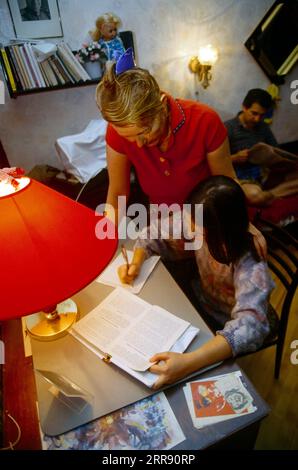 Mosca Russia madre che aiuta il bambino con i compiti Foto Stock