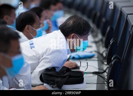 210522 -- PECHINO, 22 maggio 2021 -- personale tecnico moniter The Process of China S First Mars rover, Zhurong, che scende dalla sua piattaforma di atterraggio alla superficie marziana presso il Beijing Aerospace Control Center di Pechino, capitale della Cina, 22 maggio 2021. Il primo rover marziano della Cina, Zhurong, è sceso dalla piattaforma di atterraggio alla superficie marziana sabato, lasciando le prime impronte del paese sul pianeta rosso. La prima unità di successo di Zhurong ha reso la Cina il secondo paese dopo gli Stati Uniti ad atterrare e gestire un rover su Marte. EyesonSci CHINA-BEIJING-MARS ROVER-DRIVECN JinxLiwang Foto Stock