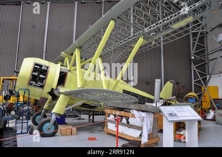 The Fighter Collection (TFC) Fiat CR.42 Falco restauro in corso all'interno di un hangar a IWM Duxford, Regno Unito. Biplano italiano, o sesquiplano, combattente Foto Stock