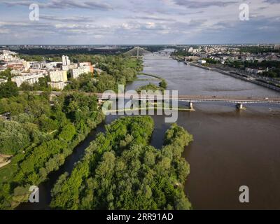 210522 -- VARSAVIA, 22 maggio 2021 -- foto aerea scattata il 21 maggio 2021 mostra una vista del fiume Vistola a Varsavia, in Polonia. La Valle della Vistola media fa parte della rete di aree protette natura 2000 dell'UE con habitat unici per specie vegetali e faunistiche a rischio di estinzione. Str/Xinhua POLONIA-VARSAVIA-FIUME VISTOLA-ZONA NATURA 2000 Stringer PUBLICATIONxNOTxINxCHN Foto Stock