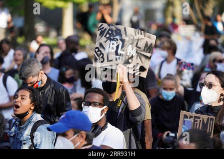 210526 -- NEW YORK, 26 maggio 2021 -- la gente partecipa a una manifestazione per celebrare il primo anniversario della morte di George Floyd nel Cadman Plaza Park di New York, Stati Uniti, 25 maggio 2021. U.S.-GEORGE FLOYD-DEATH-ANNIVERSARY-RALLY WANGXYING PUBLICATIONXNOTXINXCHN Foto Stock