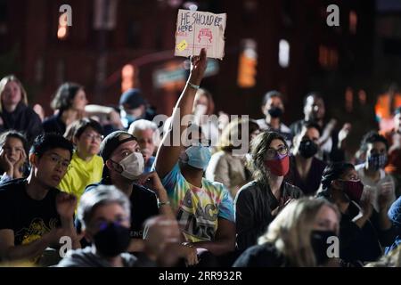 210526 -- NEW YORK, 26 maggio 2021 -- la gente partecipa a una manifestazione per celebrare il primo anniversario della morte di George Floyd a New York, negli Stati Uniti, il 25 maggio 2021. U.S.-GEORGE FLOYD-DEATH ANNIVERSARY-RALLY WANGXYING PUBLICATIONXNOTXINXCHN Foto Stock