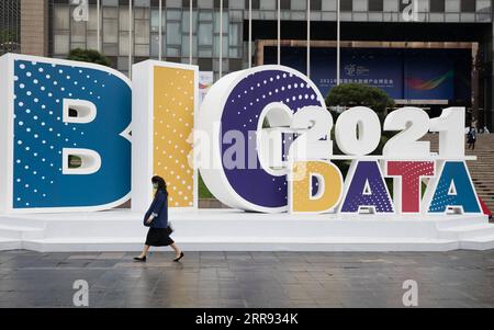 News Bilder des Tages 210526 -- GUIYANG, 26 maggio 2021 -- Un visitatore cammina davanti a un'installazione all'aperto alla China International Big Data Industry Expo 2021 a Guiyang, nella provincia di Guizhou, nella Cina sud-occidentale, 26 maggio 2021. Mercoledì è stata inaugurata la China International Big Data Industry Expo 2021, che presenta innovazioni scientifiche e tecnologiche all'avanguardia e i risultati raggiunti nell'area pertinente. Nell'ambito del tema "abbracciare l'intelligenza digitale, offrire nuovi sviluppi", l'expo di quest'anno è in programma sia online che offline. L'expo sarà testimone di sei dialoghi di alto livello per discutere argomenti come Foto Stock