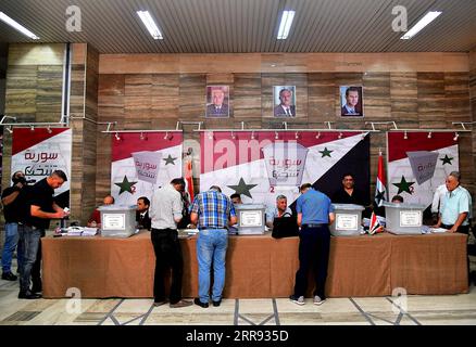 News Bilder des Tages 210526 -- DAMASCO, 26 maggio 2021 -- la gente ha votato durante le elezioni presidenziali siriane a Damasco, in Siria, il 26 maggio 2021. Le elezioni presidenziali in Siria sono iniziate mercoledì nelle aree controllate dal governo in tutta la Siria. I seggi sono aperti la mattina e la votazione dovrebbe durare tutto il giorno. Foto di /Xinhua SIRIA-DAMASCO-ELEZIONI PRESIDENZIALI AmmarxSafarjalani PUBLICATIONxNOTxINxCHN Foto Stock