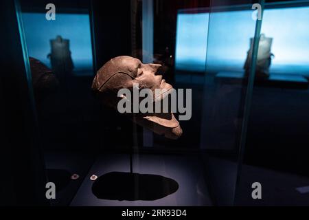 210526 -- PARIGI, 26 maggio 2021 -- foto scattata il 26 maggio 2021 mostra mostre durante una visita stampa della mostra Napoleone alla grande Halle de la Villette a Parigi, in Francia. La mostra sarà aperta al pubblico il 28 maggio. Foto di /Xinhua FRANCE-PARIS-NAPOLEON-EXHIBITION AurelienxMorissard PUBLICATIONxNOTxINxCHN Foto Stock