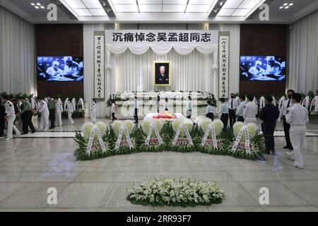 210526 -- SHANGHAI, 26 maggio 2021 -- le persone salutano il defunto chirurgo epatobiliare della Cina Wu Mengchao al funerale di Longhua nella Shanghai orientale della Cina, 26 maggio 2021. Un servizio commemorativo per Wu Mengchao, noto come il padre della chirurgia epatobiliare cinese, si tenne mercoledì. Il primo chirurgo epatobiliare, che ha stabilito un sistema unico di chirurgia epatica in Cina e si è dedicato a salvare la vita delle persone per quasi otto decenni, è morto alle 99 sabato scorso a Shanghai. CHINA-SHANGHAI-WU MENGCHAO-MEMORIAL SERVICE CN WANGXXIANG PUBLICATIONXNOTXINXCHN Foto Stock