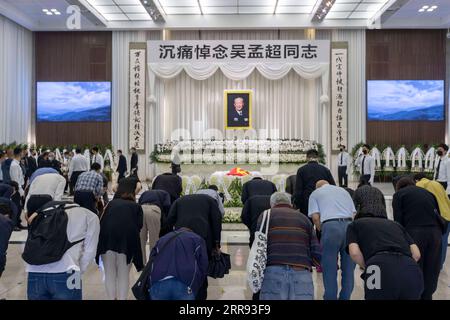 210526 -- SHANGHAI, 26 maggio 2021 -- le persone salutano il defunto chirurgo epatobiliare della Cina Wu Mengchao al funerale di Longhua nella Shanghai orientale della Cina, 26 maggio 2021. Un servizio commemorativo per Wu Mengchao, noto come il padre della chirurgia epatobiliare cinese, si tenne mercoledì. Il primo chirurgo epatobiliare, che ha stabilito un sistema unico di chirurgia epatica in Cina e si è dedicato a salvare la vita delle persone per quasi otto decenni, è morto alle 99 sabato scorso a Shanghai. CHINA-SHANGHAI-WU MENGCHAO-MEMORIAL SERVICE CN WANGXXIANG PUBLICATIONXNOTXINXCHN Foto Stock