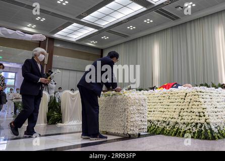 210526 -- SHANGHAI, 26 maggio 2021 -- le persone salutano il defunto chirurgo epatobiliare della Cina Wu Mengchao al funerale di Longhua nella Shanghai orientale della Cina, 26 maggio 2021. Un servizio commemorativo per Wu Mengchao, noto come il padre della chirurgia epatobiliare cinese, si tenne mercoledì. Il primo chirurgo epatobiliare, che ha stabilito un sistema unico di chirurgia epatica in Cina e si è dedicato a salvare la vita delle persone per quasi otto decenni, è morto alle 99 sabato scorso a Shanghai. CHINA-SHANGHAI-WU MENGCHAO-MEMORIAL SERVICE CN WANGXXIANG PUBLICATIONXNOTXINXCHN Foto Stock