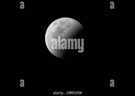 210526 -- CANBERRA, 26 maggio 2021 -- la luna è vista nel cielo durante un'eclissi lunare totale a Canberra, Australia, 26 maggio 2021. Foto di /Xinhua AUSTRALIA-CANBERRA-SUPER MOON LiuxChangchang PUBLICATIONxNOTxINxCHN Foto Stock