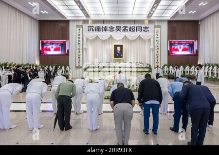 210526 -- SHANGHAI, 26 maggio 2021 -- le persone salutano il defunto chirurgo epatobiliare della Cina Wu Mengchao al funerale di Longhua nella Shanghai orientale della Cina, 26 maggio 2021. Un servizio commemorativo per Wu Mengchao, noto come il padre della chirurgia epatobiliare cinese, si tenne mercoledì. Il primo chirurgo epatobiliare, che ha stabilito un sistema unico di chirurgia epatica in Cina e si è dedicato a salvare la vita delle persone per quasi otto decenni, è morto alle 99 sabato scorso a Shanghai. CHINA-SHANGHAI-WU MENGCHAO-MEMORIAL SERVICE CN WANGXXIANG PUBLICATIONXNOTXINXCHN Foto Stock