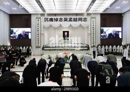 210526 -- SHANGHAI, 26 maggio 2021 -- le persone salutano il defunto chirurgo epatobiliare della Cina Wu Mengchao al funerale di Longhua nella Shanghai orientale della Cina, 26 maggio 2021. Un servizio commemorativo per Wu Mengchao, noto come il padre della chirurgia epatobiliare cinese, si tenne mercoledì. Il primo chirurgo epatobiliare, che ha stabilito un sistema unico di chirurgia epatica in Cina e si è dedicato a salvare la vita delle persone per quasi otto decenni, è morto alle 99 sabato scorso a Shanghai. CHINA-SHANGHAI-WU MENGCHAO-MEMORIAL SERVICE CN FANGXZHE PUBLICATIONXNOTXINXCHN Foto Stock