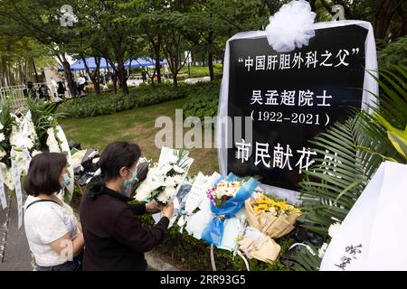 210526 -- SHANGHAI, 26 maggio 2021 -- le persone pongono fiori per rendere omaggio al defunto chirurgo epatobiliare Wu Mengchao nella sala funeraria di Longhua nella Shanghai orientale della Cina, 26 maggio 2021. Un servizio commemorativo per Wu Mengchao, noto come il padre della chirurgia epatobiliare cinese, si tenne mercoledì. Il primo chirurgo epatobiliare, che ha stabilito un sistema unico di chirurgia epatica in Cina e si è dedicato a salvare la vita delle persone per quasi otto decenni, è morto alle 99 sabato scorso a Shanghai. CHINA-SHANGHAI-WU MENGCHAO-MEMORIAL SERVICE CN WANGXXIANG PUBLICATIONXNOTXINXCHN Foto Stock