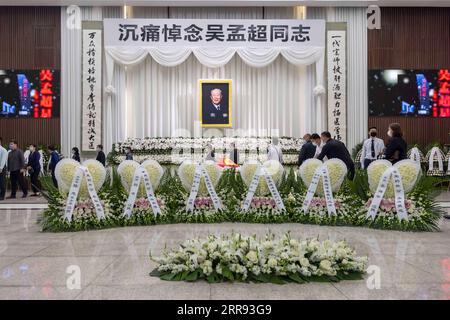 210526 -- SHANGHAI, 26 maggio 2021 -- le persone salutano il defunto chirurgo epatobiliare della Cina Wu Mengchao al funerale di Longhua nella Shanghai orientale della Cina, 26 maggio 2021. Un servizio commemorativo per Wu Mengchao, noto come il padre della chirurgia epatobiliare cinese, si tenne mercoledì. Il primo chirurgo epatobiliare, che ha stabilito un sistema unico di chirurgia epatica in Cina e si è dedicato a salvare la vita delle persone per quasi otto decenni, è morto alle 99 sabato scorso a Shanghai. CHINA-SHANGHAI-WU MENGCHAO-MEMORIAL SERVICE CN WANGXXIANG PUBLICATIONXNOTXINXCHN Foto Stock