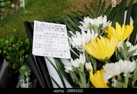 210526 -- SHANGHAI, 26 maggio 2021 -- i fiori sono messi dai cittadini per rendere omaggio al defunto chirurgo epatobiliare della Cina Wu Mengchao nel salone funebre di Longhua nella Shanghai orientale della Cina, 26 maggio 2021. Un servizio commemorativo per Wu Mengchao, noto come il padre della chirurgia epatobiliare cinese, si tenne mercoledì. Il primo chirurgo epatobiliare, che ha stabilito un sistema unico di chirurgia epatica in Cina e si è dedicato a salvare la vita delle persone per quasi otto decenni, è morto alle 99 sabato scorso a Shanghai. CHINA-SHANGHAI-WU MENGCHAO-MEMORIAL SERVICE CN FANGXZHE PUBLICATIONXNOTX Foto Stock