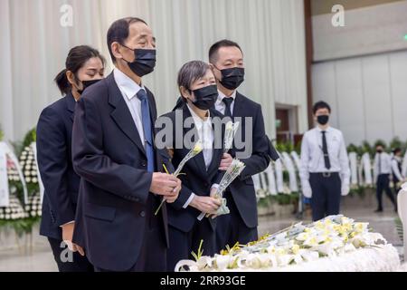 210526 -- SHANGHAI, 26 maggio 2021 -- le persone salutano il defunto chirurgo epatobiliare della Cina Wu Mengchao al funerale di Longhua nella Shanghai orientale della Cina, 26 maggio 2021. Un servizio commemorativo per Wu Mengchao, noto come il padre della chirurgia epatobiliare cinese, si tenne mercoledì. Il primo chirurgo epatobiliare, che ha stabilito un sistema unico di chirurgia epatica in Cina e si è dedicato a salvare la vita delle persone per quasi otto decenni, è morto alle 99 sabato scorso a Shanghai. CHINA-SHANGHAI-WU MENGCHAO-MEMORIAL SERVICE CN WANGXXIANG PUBLICATIONXNOTXINXCHN Foto Stock