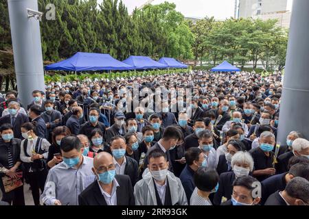 210526 -- SHANGHAI, 26 maggio 2021 -- la gente aspetta di salutare il defunto chirurgo epatobiliare della Cina Wu Mengchao al salone funerale di Longhua nella Shanghai orientale della Cina, 26 maggio 2021. Un servizio commemorativo per Wu Mengchao, noto come il padre della chirurgia epatobiliare cinese, si tenne mercoledì. Il primo chirurgo epatobiliare, che ha stabilito un sistema unico di chirurgia epatica in Cina e si è dedicato a salvare la vita delle persone per quasi otto decenni, è morto alle 99 sabato scorso a Shanghai. CHINA-SHANGHAI-WU MENGCHAO-MEMORIAL SERVICE CN WANGXXIANG PUBLICATIONXNOTXINXCHN Foto Stock