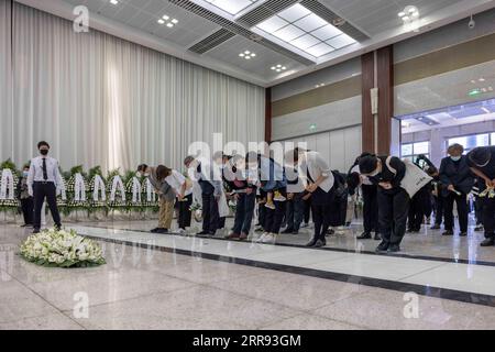 210526 -- SHANGHAI, 26 maggio 2021 -- le persone salutano il defunto chirurgo epatobiliare della Cina Wu Mengchao al funerale di Longhua nella Shanghai orientale della Cina, 26 maggio 2021. Un servizio commemorativo per Wu Mengchao, noto come il padre della chirurgia epatobiliare cinese, si tenne mercoledì. Il primo chirurgo epatobiliare, che ha stabilito un sistema unico di chirurgia epatica in Cina e si è dedicato a salvare la vita delle persone per quasi otto decenni, è morto alle 99 sabato scorso a Shanghai. CHINA-SHANGHAI-WU MENGCHAO-MEMORIAL SERVICE CN WANGXXIANG PUBLICATIONXNOTXINXCHN Foto Stock