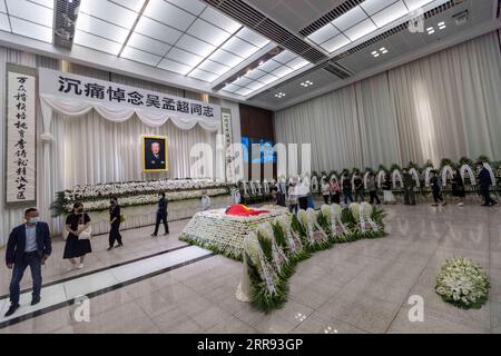 210526 -- SHANGHAI, 26 maggio 2021 -- le persone salutano il defunto chirurgo epatobiliare della Cina Wu Mengchao al funerale di Longhua nella Shanghai orientale della Cina, 26 maggio 2021. Un servizio commemorativo per Wu Mengchao, noto come il padre della chirurgia epatobiliare cinese, si tenne mercoledì. Il primo chirurgo epatobiliare, che ha stabilito un sistema unico di chirurgia epatica in Cina e si è dedicato a salvare la vita delle persone per quasi otto decenni, è morto alle 99 sabato scorso a Shanghai. CHINA-SHANGHAI-WU MENGCHAO-MEMORIAL SERVICE CN WANGXXIANG PUBLICATIONXNOTXINXCHN Foto Stock