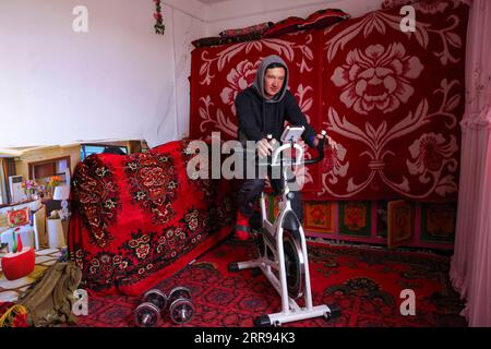 210528 -- URUMQI, 28 maggio 2021 -- Bikmirza Turdil Exercises at home at Subax Village of Akto County, regione autonoma di Xinjiang Uygur della Cina nord-occidentale, 16 maggio 2021. Bikmirza, un allevatore di 24 anni, nacque e crebbe ai piedi del Muztagh Ata, un picco con un'altitudine di oltre 7.500 metri, nella regione autonoma di Uygur dello Xinjiang Pamir in Cina. Ha iniziato a lavorare come guida aiutando gli scalatori a trasportare attrezzature e provviste all'età di 18 anni. Scalare il Muztagh Ata, un simbolo di coraggio, è anche considerato come la cerimonia di raggiungimento della maggiore età per i giovani locali. Nel Subax Village dove Foto Stock