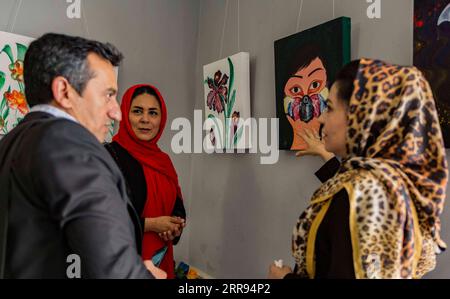 210528 -- HERAT, 28 maggio 2021 -- i visitatori vedono opere d'arte durante una mostra di sensibilizzazione COVID-19 nella città di Herat, Afghanistan, 27 maggio 2021. Giovedì è iniziata una mostra d'arte di sette giorni nella provincia di Herat per sensibilizzare l'opinione pubblica sulla pandemia di COVID-19. Foto di /Xinhua AFGHANISTAN-HERAT-EXHIBITION-COVID-19 ElahaxSahel PUBLICATIONxNOTxINxCHN Foto Stock