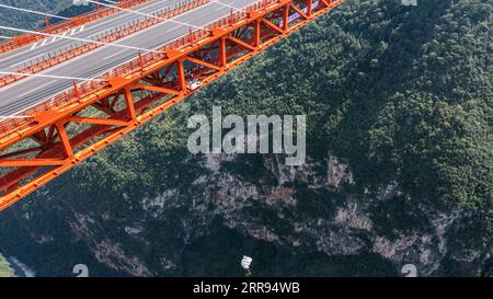 Liupanshui. 6 settembre 2023. La foto aerea scattata il 6 settembre 2023 mostra che un atleta prende parte al Torneo internazionale di sport estremi di alto ponte 2023 a Liupanshui, nella provincia di Guizhou nella Cina sud-occidentale. Un totale di 25 atleti provenienti da 11 paesi e regioni, tra cui Italia, Francia, Canada e Stati Uniti, si sono recati al Beipanjiang Bridge cinese per partecipare al Torneo Internazionale di Invitational Sport Extreme Bridge del 2023. Crediti: Tao Liang/Xinhua/Alamy Live News Foto Stock