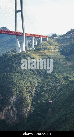 Liupanshui. 6 settembre 2023. La foto aerea scattata il 6 settembre 2023 mostra che un atleta prende parte al Torneo internazionale di sport estremi di alto ponte 2023 a Liupanshui, nella provincia di Guizhou nella Cina sud-occidentale. Un totale di 25 atleti provenienti da 11 paesi e regioni, tra cui Italia, Francia, Canada e Stati Uniti, si sono recati al Beipanjiang Bridge cinese per partecipare al Torneo Internazionale di Invitational Sport Extreme Bridge del 2023. Crediti: Tao Liang/Xinhua/Alamy Live News Foto Stock