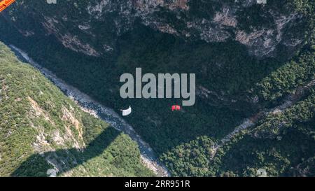 Liupanshui. 6 settembre 2023. La foto aerea scattata il 6 settembre 2023 mostra che gli atleti prendono parte al Torneo internazionale di sport estremi del ponte alto 2023 a Liupanshui, nella provincia di Guizhou nella Cina sud-occidentale. Un totale di 25 atleti provenienti da 11 paesi e regioni, tra cui Italia, Francia, Canada e Stati Uniti, si sono recati al Beipanjiang Bridge cinese per partecipare al Torneo Internazionale di Invitational Sport Extreme Bridge del 2023. Crediti: Tao Liang/Xinhua/Alamy Live News Foto Stock