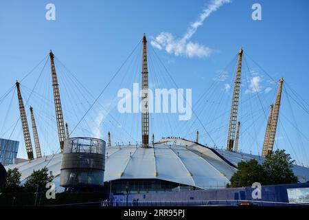 Londra, Regno Unito, veduta esterna del tetto della O2 Arena, con i visitatori che fanno la scalata del foof. Foto Stock