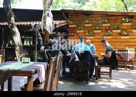 210529 -- SOFIA, 29 maggio 2021 -- la gente cena in un ristorante a Sofia, Bulgaria, il 29 maggio 2021. Dalla metà di aprile la Bulgaria registra una tendenza al ribasso dell'epidemia di COVID-19. BULGARIA-SOFIA-COVID-19-DAILY LIFE LinxHao PUBLICATIONxNOTxINxCHN Foto Stock